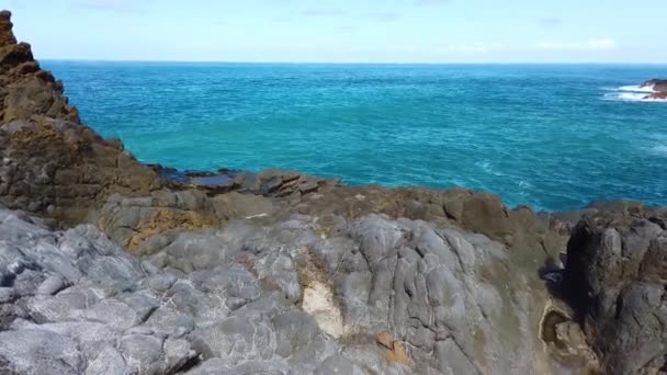 Vídeo em 4K da paisagem do Seixal na ilha da Madeira, Portugal. Há pedras de lava e rochas com água clara do oceano Atlântico . — Vídeo de Stock