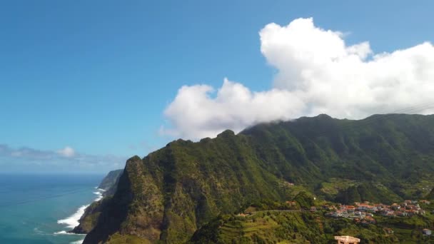 4k videó csodálatos kilátás nyílik a Madeira hegycsúcsok. Trópusi zöld táj, a falvak épületeit vad természetű zöld erdők veszik körül. — Stock videók