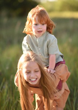 bir oğlan ve kız yaz aylarında portre