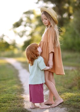 bir oğlan ve kız yaz aylarında portre