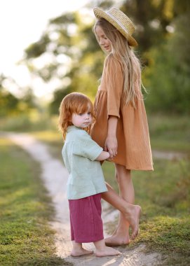 bir oğlan ve kız yaz aylarında portre