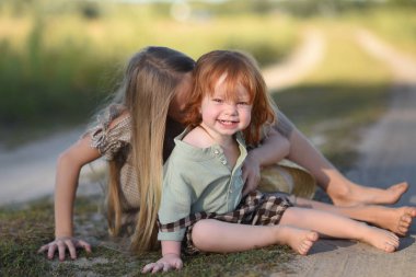 bir oğlan ve kız yaz aylarında portre