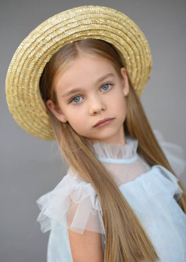 Yazın açık havada küçük bir kızın portresi.