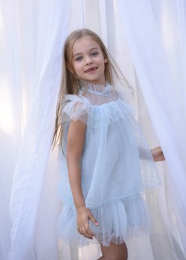 Yazın açık havada küçük bir kızın portresi.