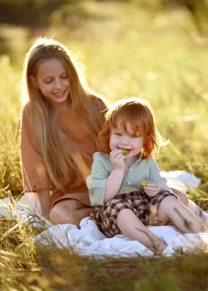 Porträtt Pojke Och Flicka Sommar — Stockfoto