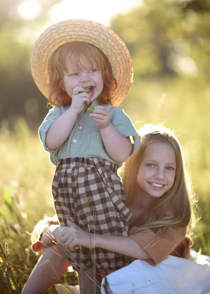 Portret Van Een Jongen Meisje Zomer — Stockfoto