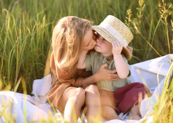 Porträtt Pojke Och Flicka Sommar — Stockfoto