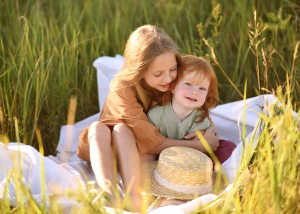 Porträtt Pojke Och Flicka Sommar — Stockfoto