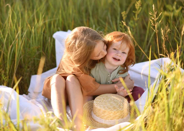 Porträtt Pojke Och Flicka Sommar — Stockfoto