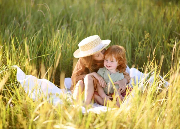 Porträtt Pojke Och Flicka Sommar — Stockfoto