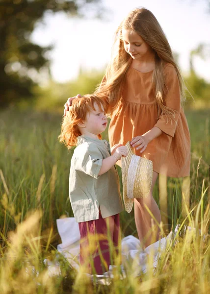 Porträtt Pojke Och Flicka Sommar — Stockfoto