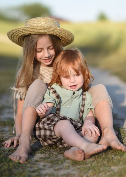 Porträtt Pojke Och Flicka Sommar — Stockfoto