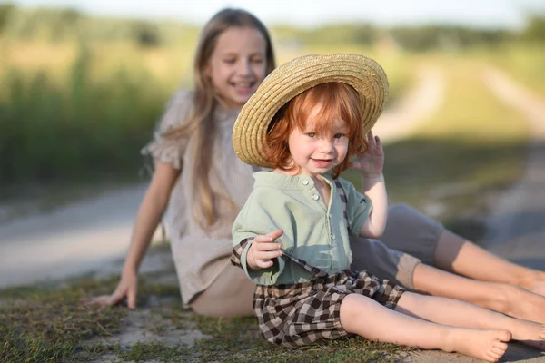 Porträtt Pojke Och Flicka Sommar — Stockfoto