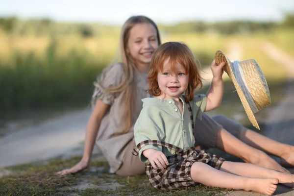 Porträtt Pojke Och Flicka Sommar — Stockfoto