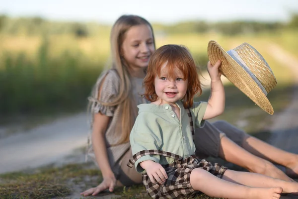 Porträtt Pojke Och Flicka Sommar — Stockfoto