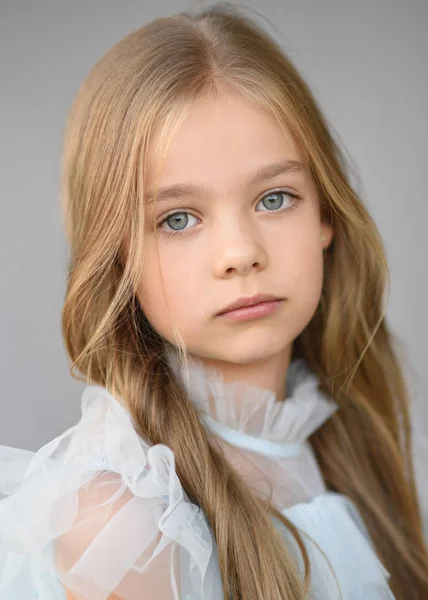 Portret Van Klein Meisje Buiten Zomer — Stockfoto