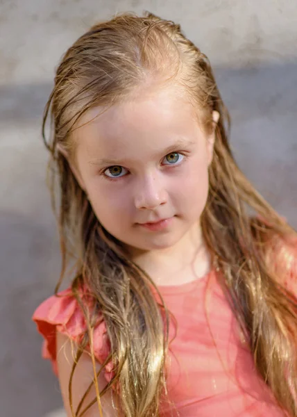 Portrait de petite fille en plein air en été — Photo