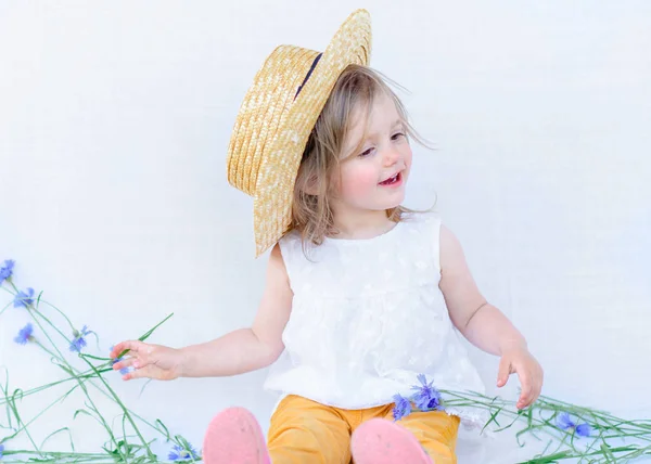 Portret Van Klein Meisje Buiten Zomer — Stockfoto