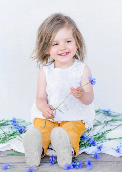 Portret Van Klein Meisje Buiten Zomer — Stockfoto