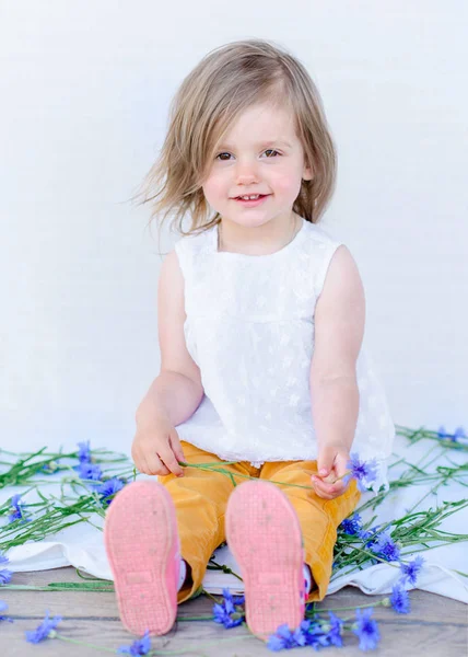 Portret Van Klein Meisje Buiten Zomer — Stockfoto