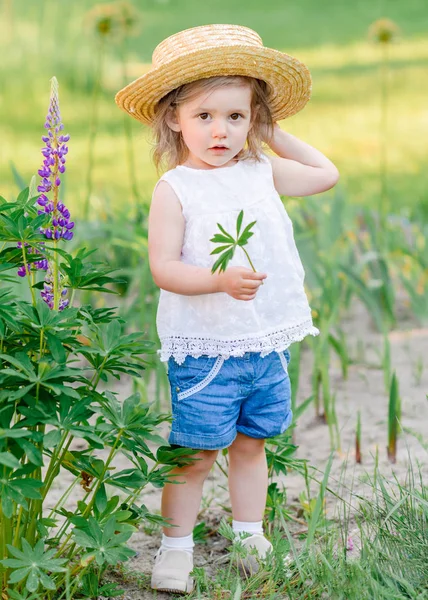 Portret Van Klein Meisje Buiten Zomer — Stockfoto