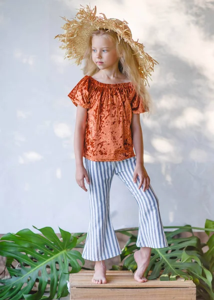 Portrait Little Girl Outdoors Summer — Stock Photo, Image