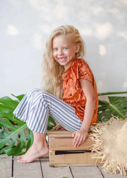 Portrait Little Girl Outdoors Summer — Stock Photo, Image