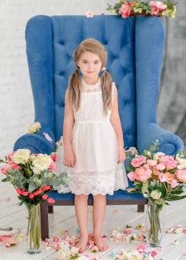 Yazın açık havada küçük bir kızın portresi.