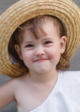 Yazın açık havada küçük bir kızın portresi.