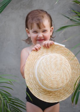 Yazın açık havada küçük bir kızın portresi.