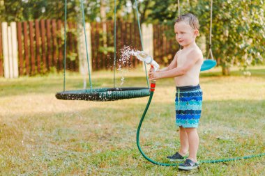 Yaz açık havada bir çocuk portresi