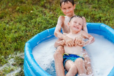 yaz açık havada iki erkek portresi