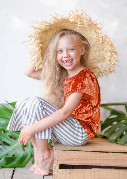 Portrait Little Girl Outdoors Summer — Stock Photo, Image