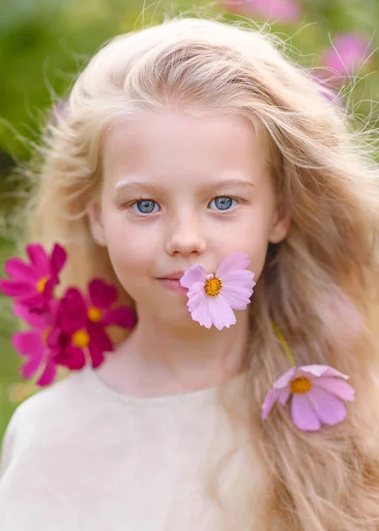 Porträt Eines Kleinen Mädchens Sommer — Stockfoto