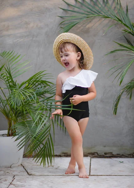 Portret Van Klein Meisje Buiten Zomer — Stockfoto