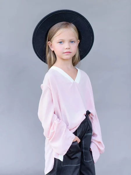 Una Niña Adorable En Enaguas, Recogiendo Un Gran Sombrero Florido Tapa De  La Caja. En Un Fondo Blanco. Fotos, retratos, imágenes y fotografía de  archivo libres de derecho. Image 15557433