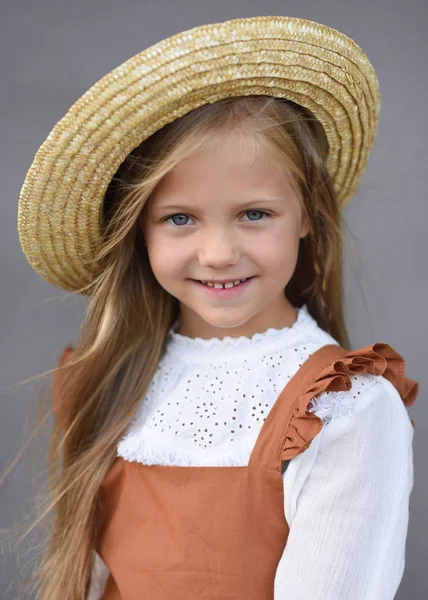 Portrait Little Girl Outdoors Summer — Stock Photo, Image