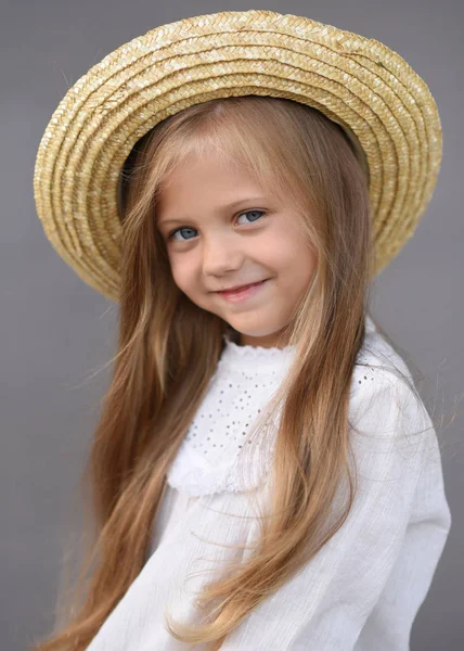 Portret Van Klein Meisje Buiten Zomer — Stockfoto