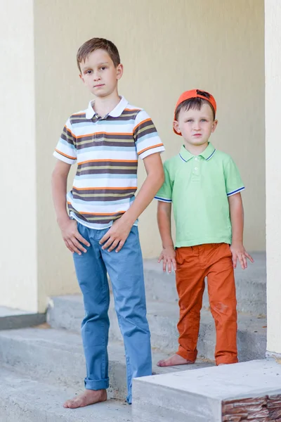 Retrato Dois Meninos Verão Livre — Fotografia de Stock