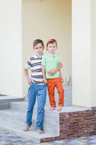 Porträtt Två Pojkar Sommaren Utomhus — Stockfoto