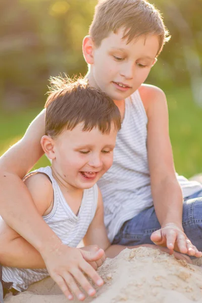 Porträt Zweier Jungen Sommer Freien — Stockfoto