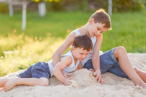 Ritratto Due Ragazzi Estate All Aperto — Foto Stock