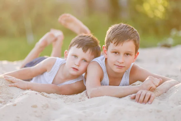 Portret Dwóch Chłopców Lato Zewnątrz — Zdjęcie stockowe