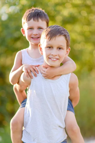 Portrét Dvou Chlapců Létě Venku — Stock fotografie