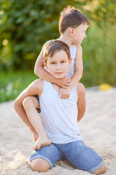 Ritratto Due Ragazzi Estate All Aperto — Foto Stock