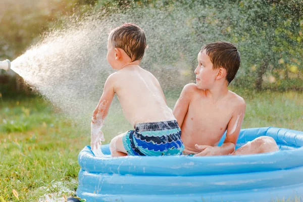 Portret Van Twee Jongens Zomer Openlucht — Stockfoto