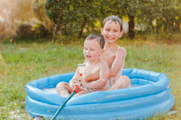 Yaz Açık Havada Iki Erkek Portresi — Stok fotoğraf