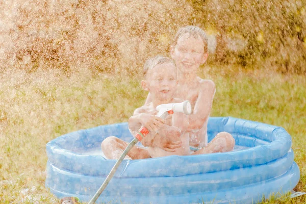 Yaz Açık Havada Iki Erkek Portresi — Stok fotoğraf