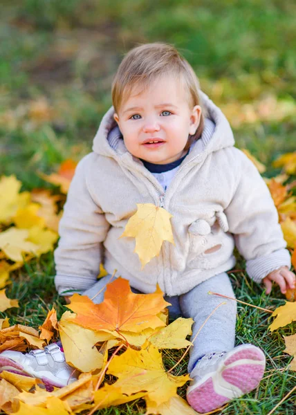 Ritratto Una Bambina Autunno — Foto Stock