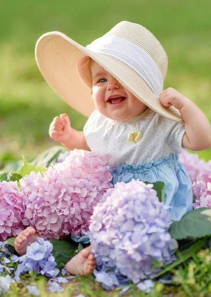 Portret Van Klein Meisje Buiten Zomer — Stockfoto